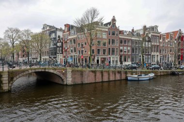 Amsterdam, Hollanda - 21 Nisan 2023: Rijksmuseum bölgesindeki Amsterdam 'ın tipik kanal ve mimarisi