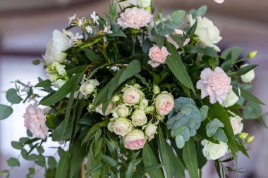 Gülleri, karanfilleri ve astrantisi olan güzel bir çiçek buketi.