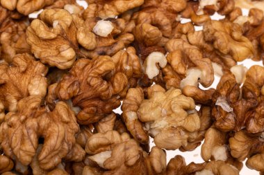 Olgun ceviz yığını yemeye hazır.