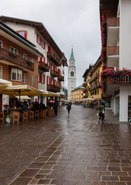 Cortina d 'Ampezzo, İtalya - 6 Eylül 2024: Corso Italia - Cortina d' Ampezzo, Dolomitlerdeki ünlü bir kayak merkezi olan Cortina d 'Ampezzo' daki Pedestrian Bölgesi ve Ana Cadde 