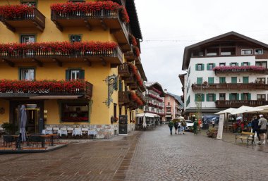 Cortina d 'Ampezzo, İtalya - 6 Eylül 2024: Corso Italia - Cortina d' Ampezzo, Dolomitlerdeki ünlü bir kayak merkezi olan Cortina d 'Ampezzo' daki Pedestrian Bölgesi ve Ana Cadde 