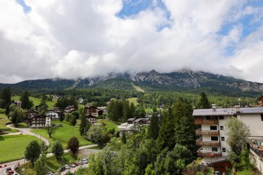 Bulutlarla kaplı Dolomitlerin Cortina d Ampezzo 'sundan görüntü. İtalya
