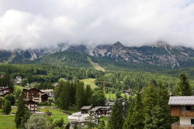 Bulutlarla kaplı Dolomitlerin Cortina d Ampezzo 'sundan görüntü. İtalya