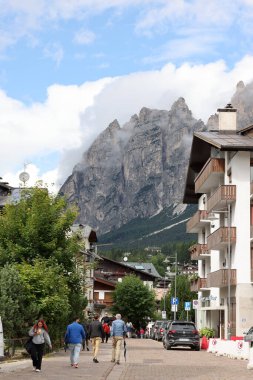 Cortina d 'Ampezzo, İtalya - 6 Eylül 2024: Cortina d' Ampezzo 'dan Cristallo tepesi ve Pomagagnon tepesi, Ampezzo Dolomitleri, Alpler, İtalya