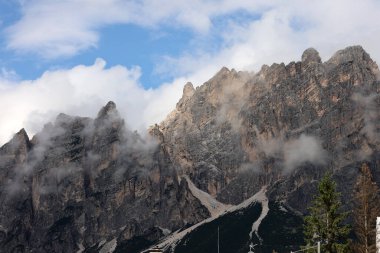 Cortina d 'Ampezzo' dan Cristallo sıradağlarına ve Pomagagnon tepesine, Ampezzo Dolomitleri, Alpler, İtalya