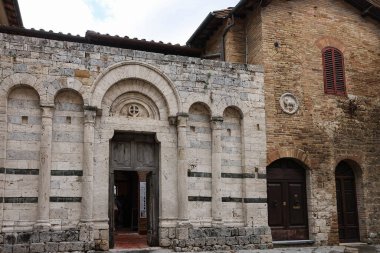 San Gimignano Via di San Giovanni 'de Chiesa di San Francesco' nun beyaz cephesi. Toskana, İtalya