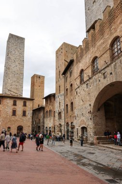 San Gimignano, İtalya - 17 Eylül 2022: Piazza della Cisterna, San Gimignano, Toskana, İtalya