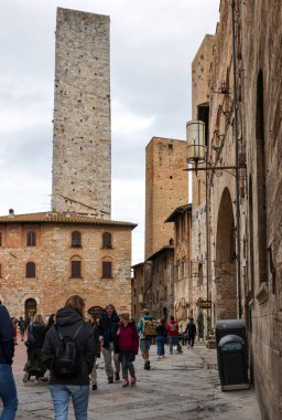 San Gimignano, İtalya - 17 Eylül 2022: Piazza della Cisterna, San Gimignano, Toskana, İtalya