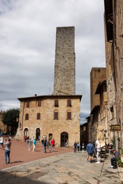 San Gimignano, İtalya - 17 Eylül 2022 San Gimignano Piazza Duomo. Toskana, İtalya