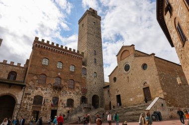 San Gimignano, İtalya - 17 Eylül 2022: Collegiata ve Palazzo Comunale, San Gimignano Piazza Duomo 'daki Palazzo del Popolo olarak da bilinir. Toskana, İtalya