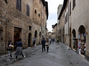 San Gimignano, İtalya - 17 Eylül 2022 San Gimignano sokaklarının ortaçağ atmosferi. Toskana, İtalya
