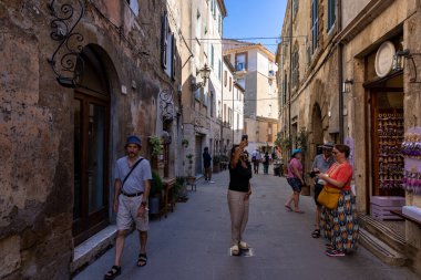 Pitigliano, İtalya - 13 Eylül 2022: İtalya 'nın Toskana kentindeki Tuff Tepesi' nde Etrüsken zamanında kurulan ortaçağ şehri.