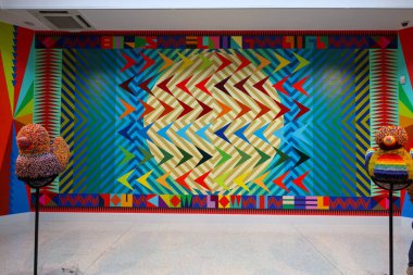 Venedik, İtalya - 7 Mayıs 2024: Venedik 'te Yabancılar Her Yerde 60. Venedik Sanat Bienali. Jeffrey Gibson 'ın beni ABD Pavillon' a yerleştirdiği yer.. 