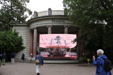 Venedik, İtalya - 7 Mayıs 2024: Venedik 'te Yabancılar Her Yerde 60. Venedik Sanat Bienali. Julien Creuzet 'in Giardini' deki Fransız Pavyonu 'ndaki Karayip motiflerinden esinlendiği görsel ve ses kurulumu