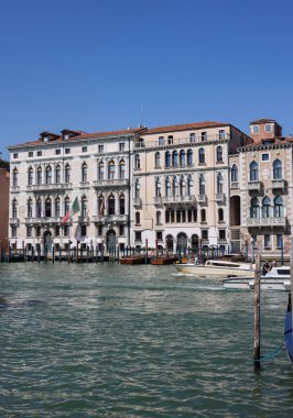 Venedik, İtalya - 5 Eylül 2022: Venedik 'in San Marco bölgesindeki Büyük Kanal boyunca uzanan sarayların ve güzel evlerin Punta della Dogana' sından görüntüler