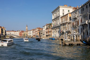 Venedik, İtalya - 6 Eylül 2022: Venedik 'teki Büyük Kanal boyunca bir motorlu tekne gezisinde görülen evler ve saraylar