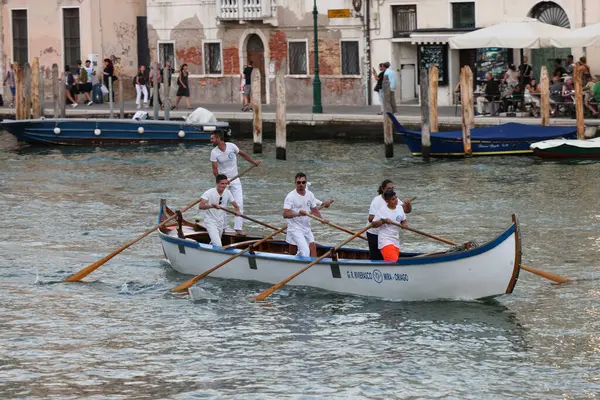 Venedik, İtalya - 4 Eylül 2022: Venedik, İtalya 'daki Büyük Kanal' da yerel kürek takımı eğitimi