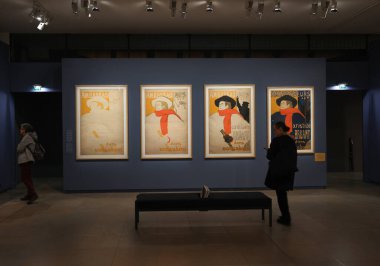Paris, Fransa - 20 Mart 2025: The Muse d 'Orsay' deki sergi - Sanat Sokakta. XIX yüzyılının Paris 'indeki resimli posterin yükselişine adanmış yaklaşık 230 eser koleksiyonu..