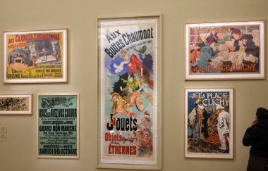 Paris, Fransa - 20 Mart 2025: The Muse d 'Orsay' deki sergi - Sanat Sokakta. XIX yüzyılının Paris 'indeki resimli posterin yükselişine adanmış yaklaşık 230 eser koleksiyonu..