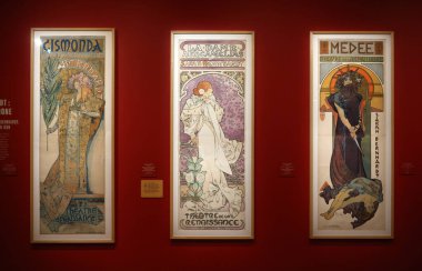 Paris, Fransa - 20 Mart 2025: The Muse d 'Orsay' deki sergi - Sanat Sokakta. XIX yüzyılının Paris 'indeki resimli posterin yükselişine adanmış yaklaşık 230 eser koleksiyonu..