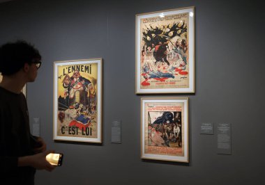 Paris, Fransa - 20 Mart 2025: The Muse d 'Orsay' deki sergi - Sanat Sokakta. XIX yüzyılının Paris 'indeki resimli posterin yükselişine adanmış yaklaşık 230 eser koleksiyonu..