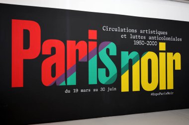 Paris, Fransa - 19 Mart 2025: The Center Pompidou 'daki Paris Noir sergisi 1950' lerden 2000 'e kadar Fransa' daki 150 siyahi sanatçının çalışmalarını sunar.