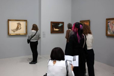 Paris, Fransa - 19 Mart 2025: The Center Pompidou 'da Suzanne Valadon' un monografik sergisi (1865-1938), cesur ve ikonik bir sanatçı ve neslinin en önemli örneklerinden biri.. 