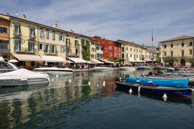 Lazise, İtalya - 10 Mayıs 2024: Tarihi Lazise, Garda Gölü, Verona, İtalya