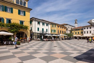 Lazise, İtalya - 10 Mayıs 2024: Lazise, Garda Gölü, Verona, İtalya 'nın tarihi merkezinde Vittorio Emanuele Meydanı