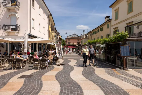 Lazise, İtalya - 10 Mayıs 2024: İtalya 'nın Garda Gölü' ndeki Lazise Gezisi 'nde İnsanlar