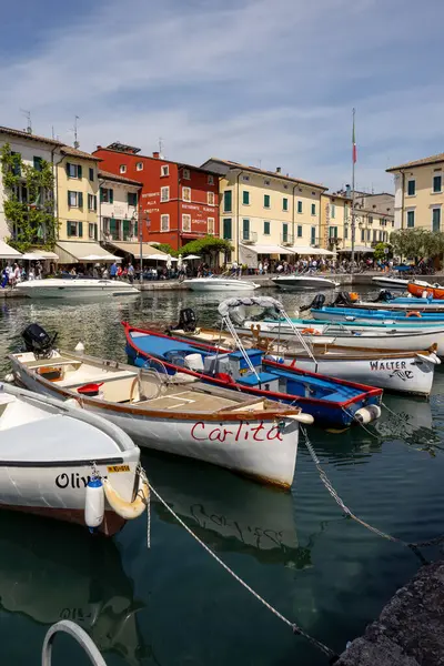 Lazise, İtalya - 10 Mayıs 2024: Tarihi Lazise, Garda Gölü, Verona, İtalya