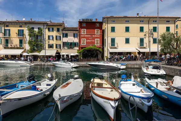 Lazise, İtalya - 10 Mayıs 2024: Tarihi Lazise, Garda Gölü, Verona, İtalya