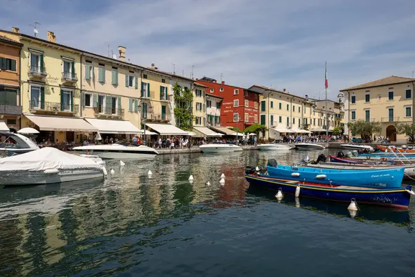 Lazise, İtalya - 10 Mayıs 2024: Tarihi Lazise, Garda Gölü, Verona, İtalya