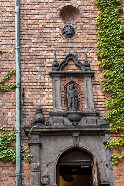 Stockholm, İsveç - 25 Temmuz 2023 Stockholm Belediye Meclisi, İsveç 'teki Stockholm Belediye Meclisi binasıdır. Mlar Gölü kıyısındaki Kungsholmen Adası 'nda yer almaktadır. Mimar Ragnar Stberg tarafından tasarlandı.