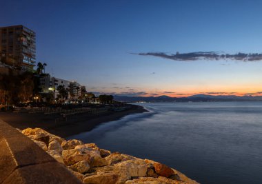 Güneş doğmadan hemen önce Torremolinos 'tan Malaga' ya doğru görüntü. Costa del Sol, İspanya.