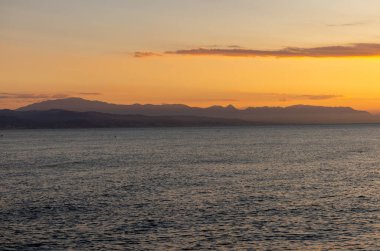 Gün doğumunda Torremolinos 'tan Malaga' ya doğru görüş. Costa del Sol, İspanya.