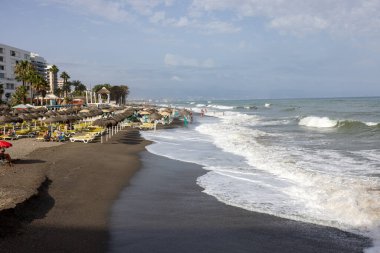 Torremolinos, İspanya - 14 Eylül 2023: Torremolinos, Malaga, Costa del Sol, İspanya 'daki Bajondillo kumsalında köpüklü deniz dalgaları