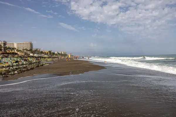 Torremolinos, İspanya - 14 Eylül 2023: Torremolinos, Malaga, Costa del Sol, İspanya 'daki Bajondillo kumsalında köpüklü deniz dalgaları