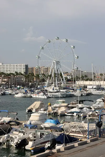 Benalmadena, İspanya - 15 Eylül 2023: Benalmadena, Costa del Sol Malaga, İspanya 'daki Puerto Marina' da demirlemiş tekne ve yatlar. Bu marinanın 1100 kişilik yatları var.
