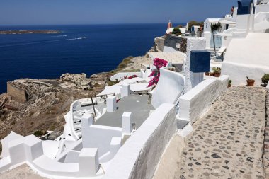 Oia, Santorini, Yunanistan - 3 Temmuz 2021: Oia köyü, Yunanistan 'ın Santorini kentinde, Caldera uçurumunun kenarındaki beyazlatılmış binalar