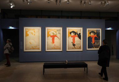 Paris, Fransa - 20 Mart 2025: The Muse d 'Orsay' deki sergi - Sanat Sokakta. XIX yüzyılının Paris 'indeki resimli posterin yükselişine adanmış yaklaşık 230 eser koleksiyonu..