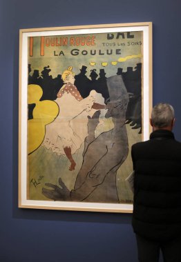 Paris, Fransa - 20 Mart 2025: The Muse d 'Orsay' deki sergi - Sanat Sokakta. XIX yüzyılının Paris 'indeki resimli posterin yükselişine adanmış yaklaşık 230 eser koleksiyonu..