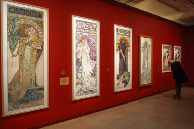 Paris, Fransa - 20 Mart 2025: The Muse d 'Orsay' deki sergi - Sanat Sokakta. XIX yüzyılının Paris 'indeki resimli posterin yükselişine adanmış yaklaşık 230 eser koleksiyonu..