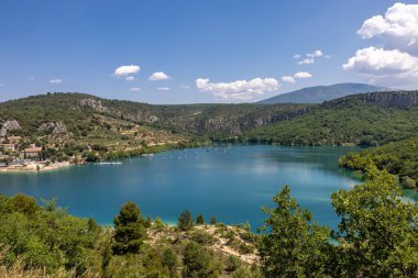 Bauduen yakınlarındaki Sainte-Croix turkuaz gölü suların kıyısındaki ortaçağ köyü. Alpes-de-Haute-Provence, Fransa