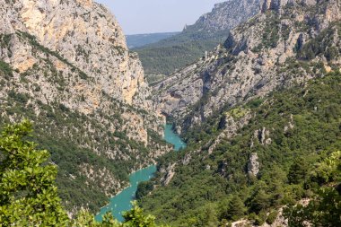 Fransa 'nın güneydoğusundaki Alpes-de-Haute-Provence bölgesinde yer alan Verdon Nehri tarafından oluşturulan derin ve sarp bir kanyon.. 