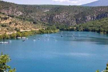 Bauduen yakınlarındaki Sainte-Croix turkuaz gölü suların kıyısındaki ortaçağ köyü. Alpes-de-Haute-Provence, Fransa