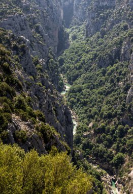 Fransa 'nın güneydoğusundaki Provence-Alpes-Cte d' Azur bölgesinde bulunan Verdon Nehri tarafından oluşturulan derin ve sarp bir kanyon.