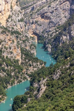 Fransa 'nın güneydoğusundaki Alpes-de-Haute-Provence bölgesinde yer alan Verdon Nehri tarafından oluşturulan derin ve sarp bir kanyon.. 