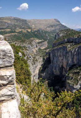 Fransa 'nın güneydoğusundaki Provence-Alpes-Cte d' Azur bölgesinde bulunan Verdon Nehri tarafından oluşturulan derin ve sarp bir kanyon.