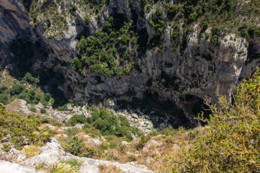 Fransa 'nın güneydoğusundaki Provence-Alpes-Cte d' Azur bölgesinde bulunan Verdon Nehri tarafından oluşturulan derin ve sarp bir kanyon.